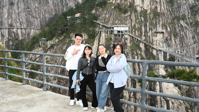 yp街机风管销售中心员工在安徽明堂山景区照片