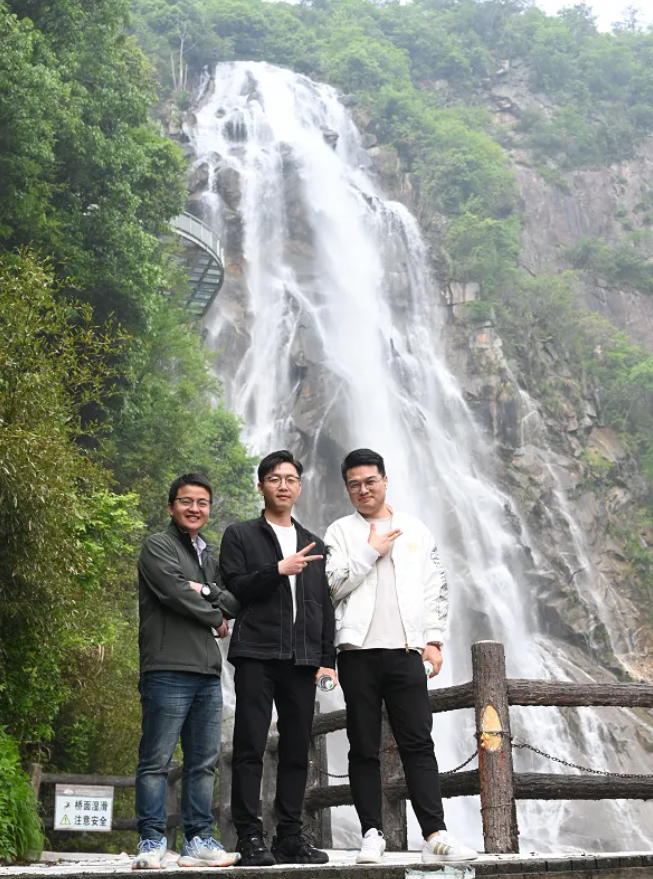yp街机风管销售中心员工在安徽明堂山景区照片