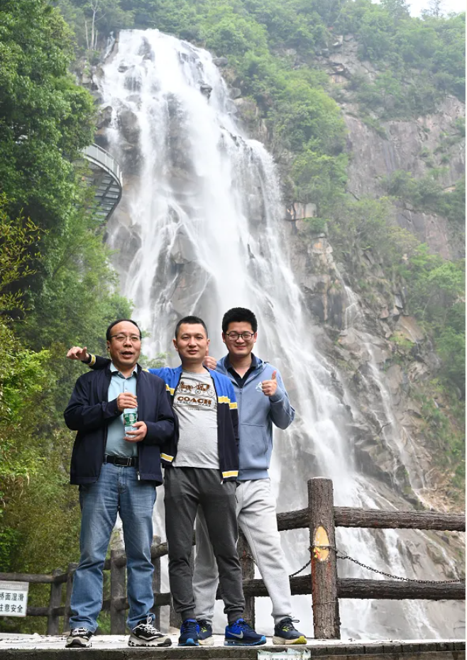 yp街机风管销售中心员工在安徽明堂山景区照片