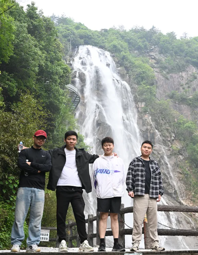 yp街机风管销售中心员工在安徽明堂山景区照片