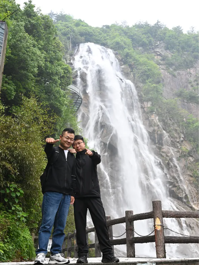 yp街机风管销售中心员工在安徽明堂山景区照片